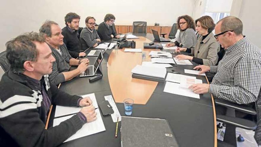Una de las reuniones entre diputados del Pacto para negociar la ley de la ecotasa.