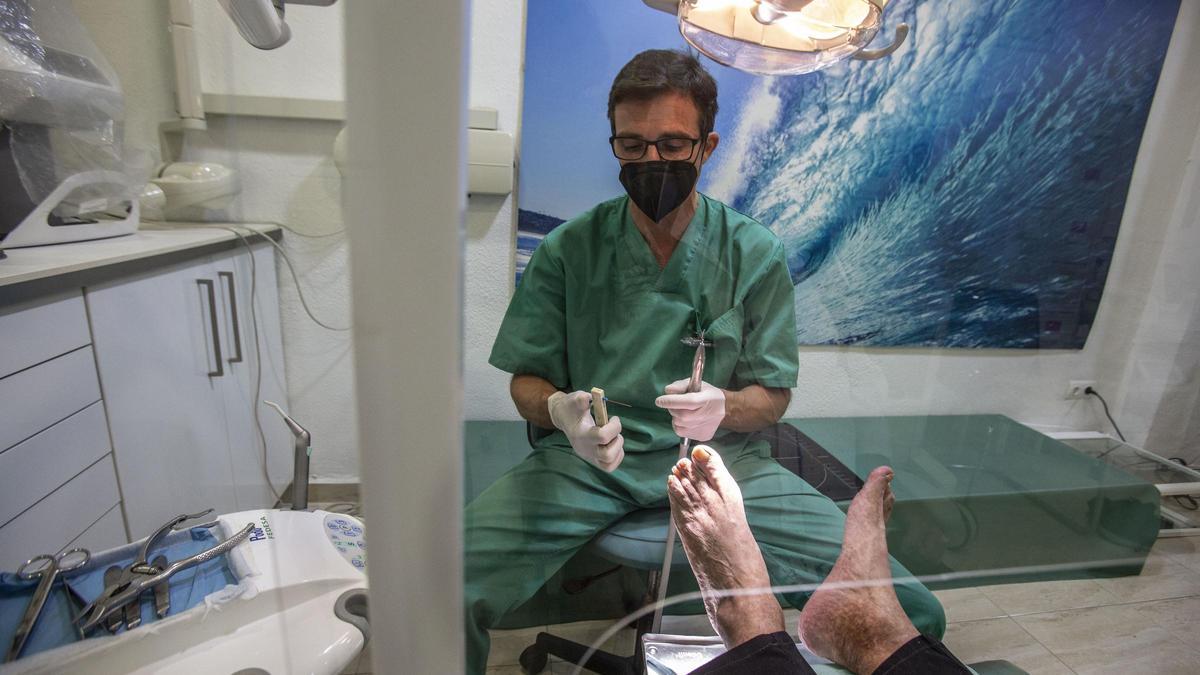 Un podólogo atiende a un paciente como prevención del pie diabético