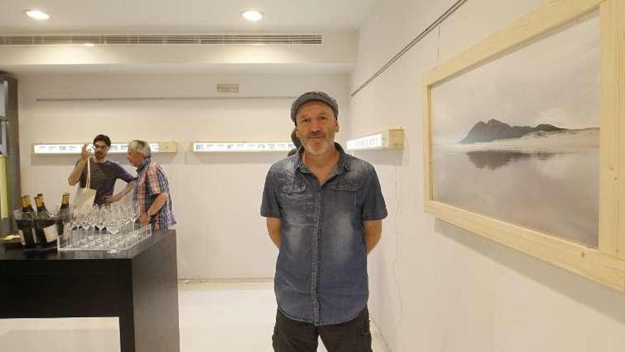 Jorge García-Valenciano, en el Espacio de Arte Roberto Verino. // J.R.