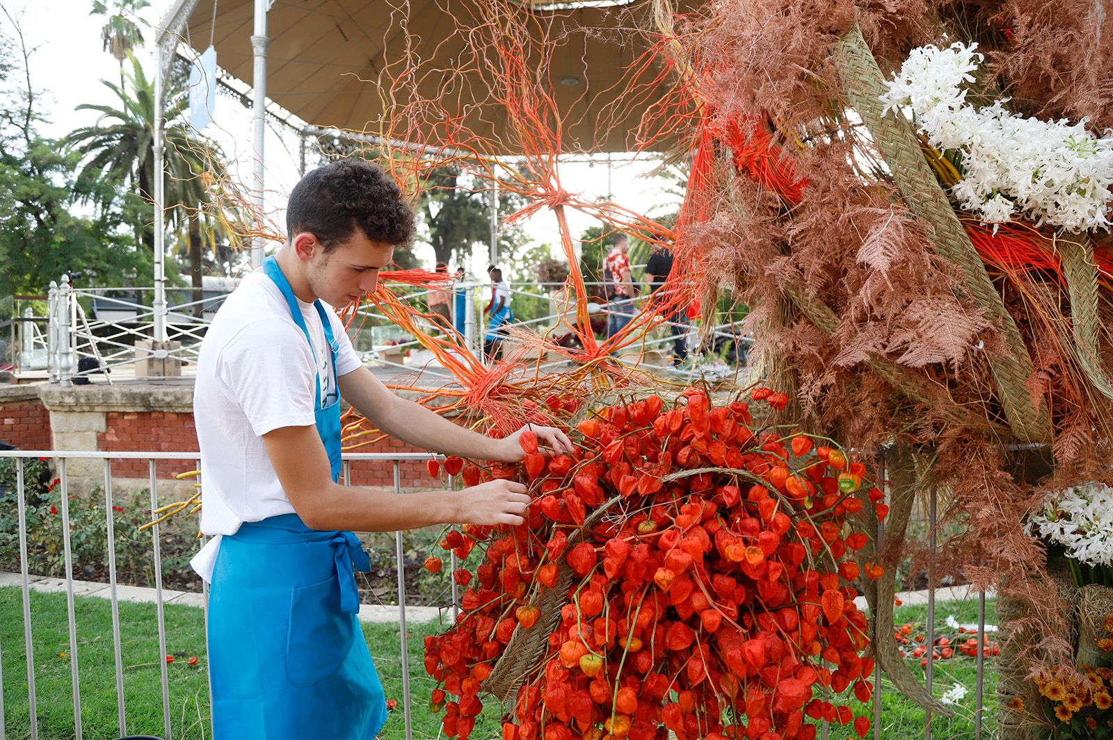 Flora se despide con la tradicional guerrilla floral y una performance de Carvento