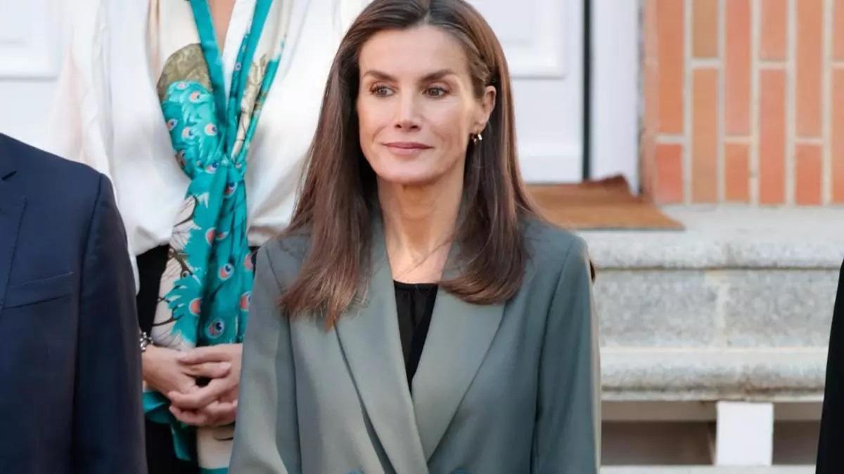 La reina Letizia luce los pendientes de Singularu con forma de estrella en señal de apoyo tras la dana.