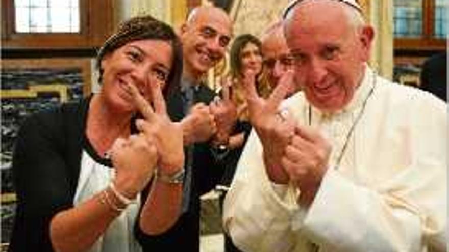 El papa Francesc empleant el llenguatge de signes al Vaticà.