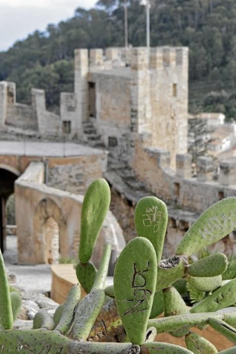 Zacken, Schießscharten, hohe Mauern: Ein Besuch in der Festung im Nordosten von Mallorca.