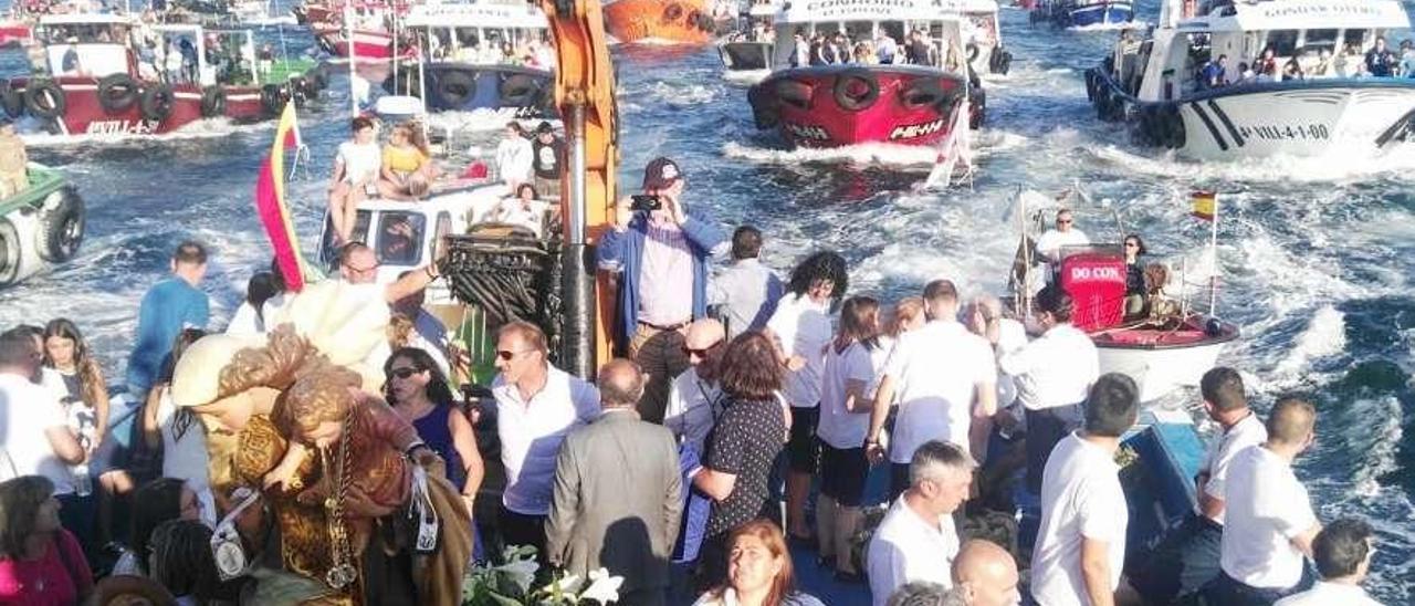 Procesión marítima de la Virgen del Carmen de O Grove hace un año.  // Muñiz