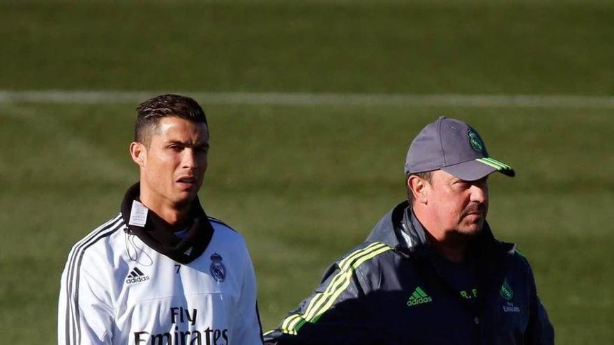 Cristiano Ronaldo y Rafa Benítez, en el entrenamiento de ayer.