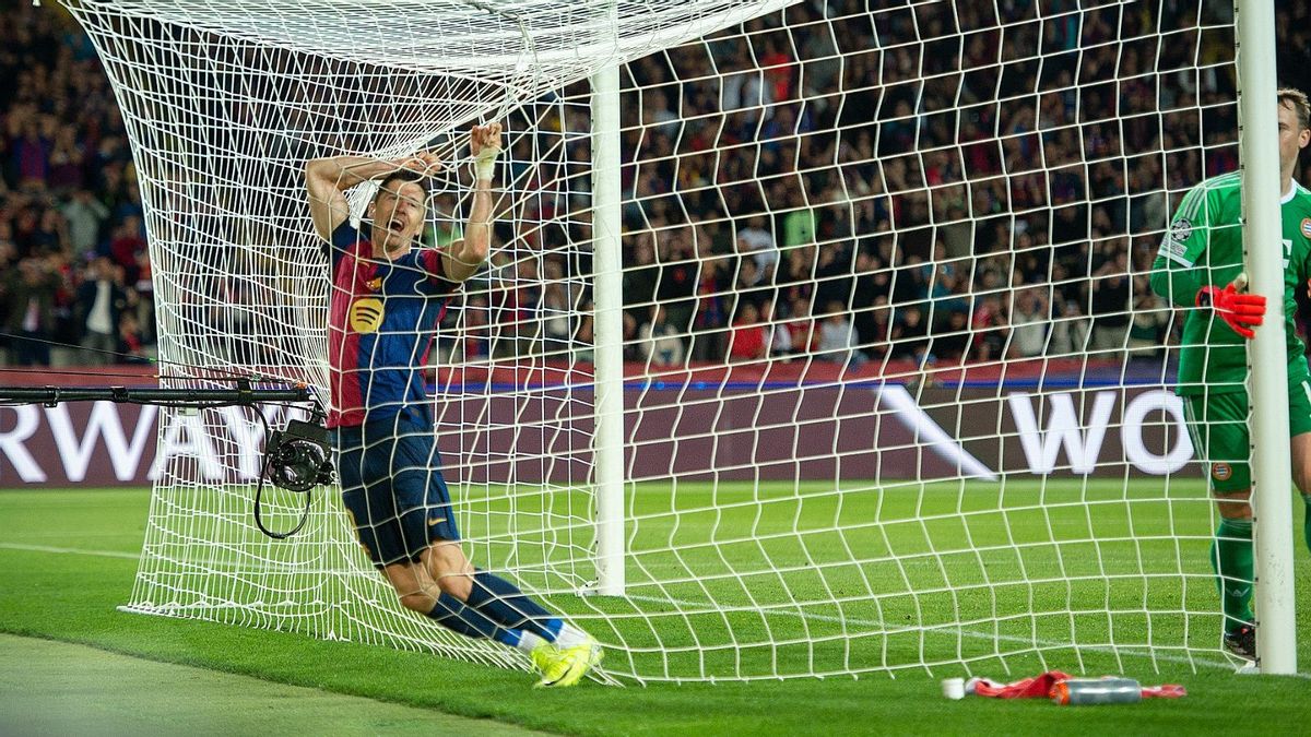 Lewandowski lamenta una ocasión fallada en el Barça-Bayern Múnich de la Champions en Montjuïc.