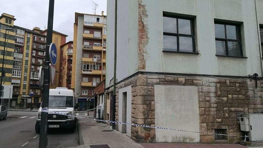 Desprendimientos en el antiguo centro de salud de Villalegre