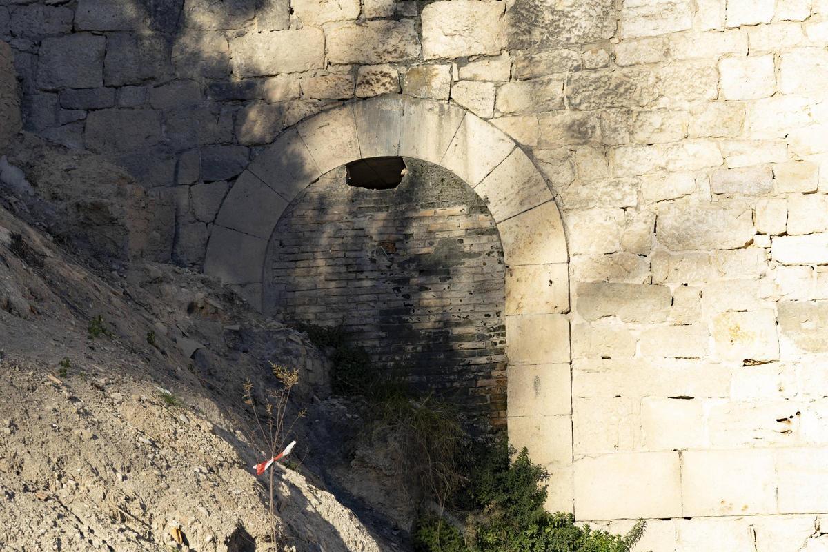 Detalle del «ullal» descubierto en elPont Nou de Ontinyent, que ha estado décadas tapiado y sin uso.