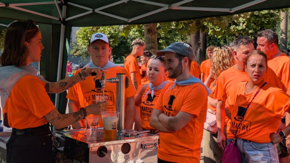 Jira y reparto del bollo en las fiestas de Santiago en Sama de Langreo