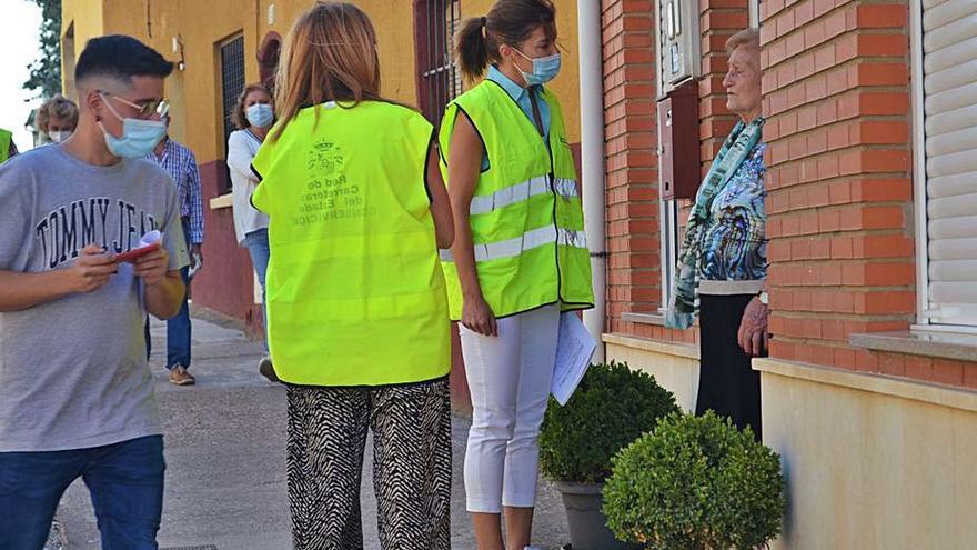 La delegada aprovechó la visita a Fuentes de Ropel para hablar con algunos vecinos. | E. P.