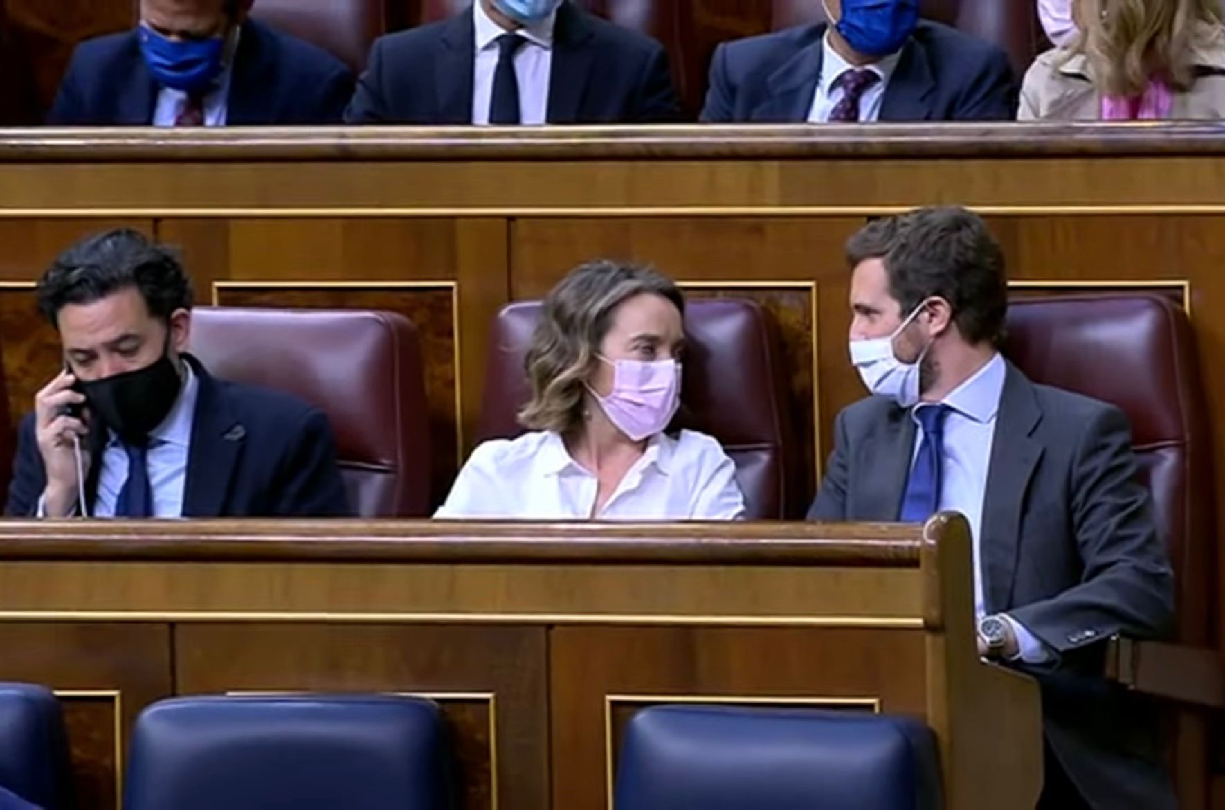 Pablo Casado se sienta por última vez en su escaño con Cuca Gamarra.