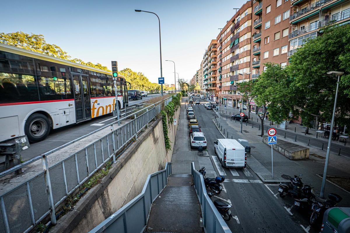 Barcelona, 15/04/2026 Barcelona. Muro de separación Meridiana – Sant Andreu Muro que separa la avenida Meridiana del barrio de Sant Andreu, a la altura del final de Concepción Arenal con Meridiana (cerca de la calle Ruben Darío). Elemento que se plantea eliminar para favorecer la integración urbana entre ambos lados. AUTOR: MANU MITRU