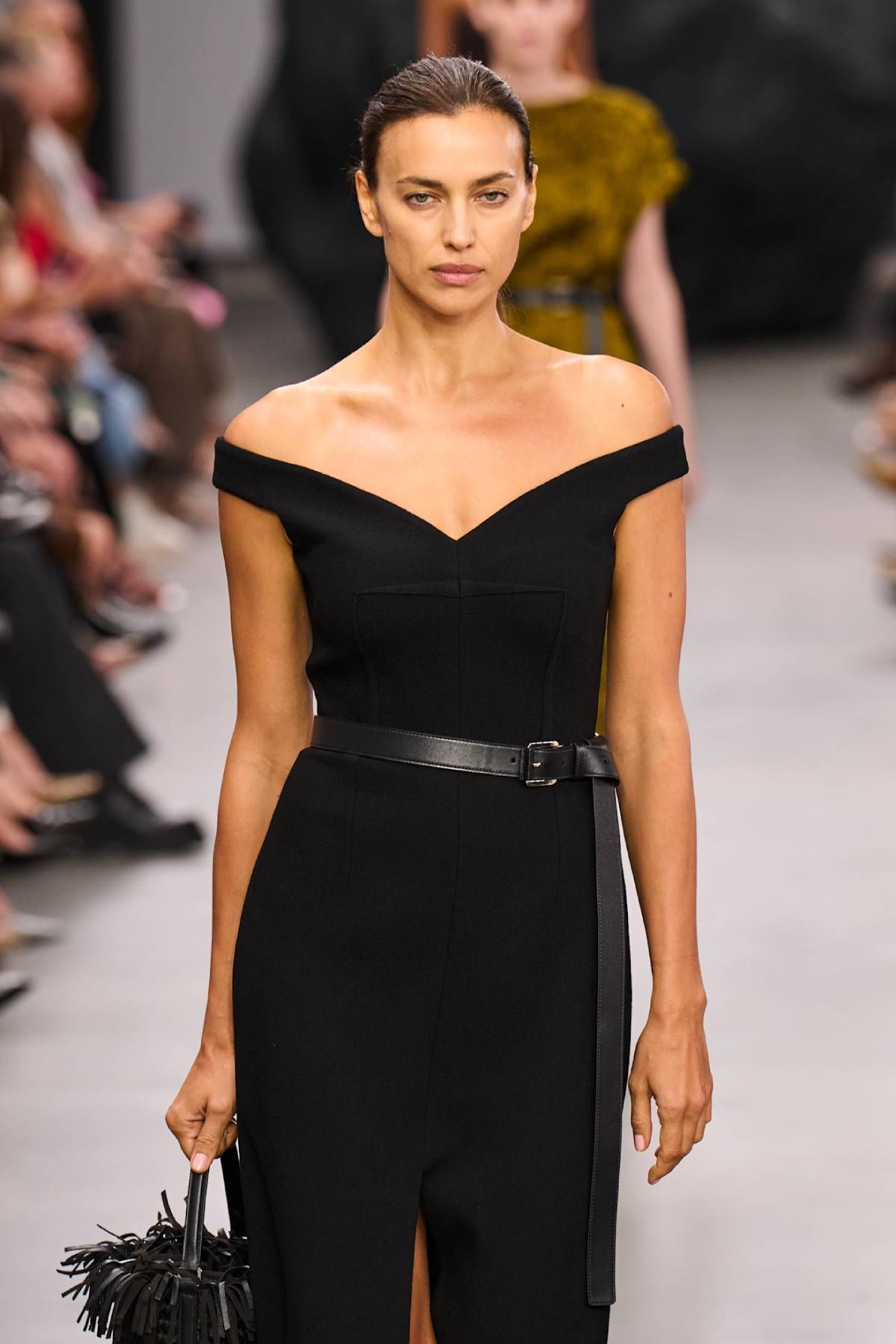 Irina Shayk en el desfile de primavera-verano 2025 de Michael Kors