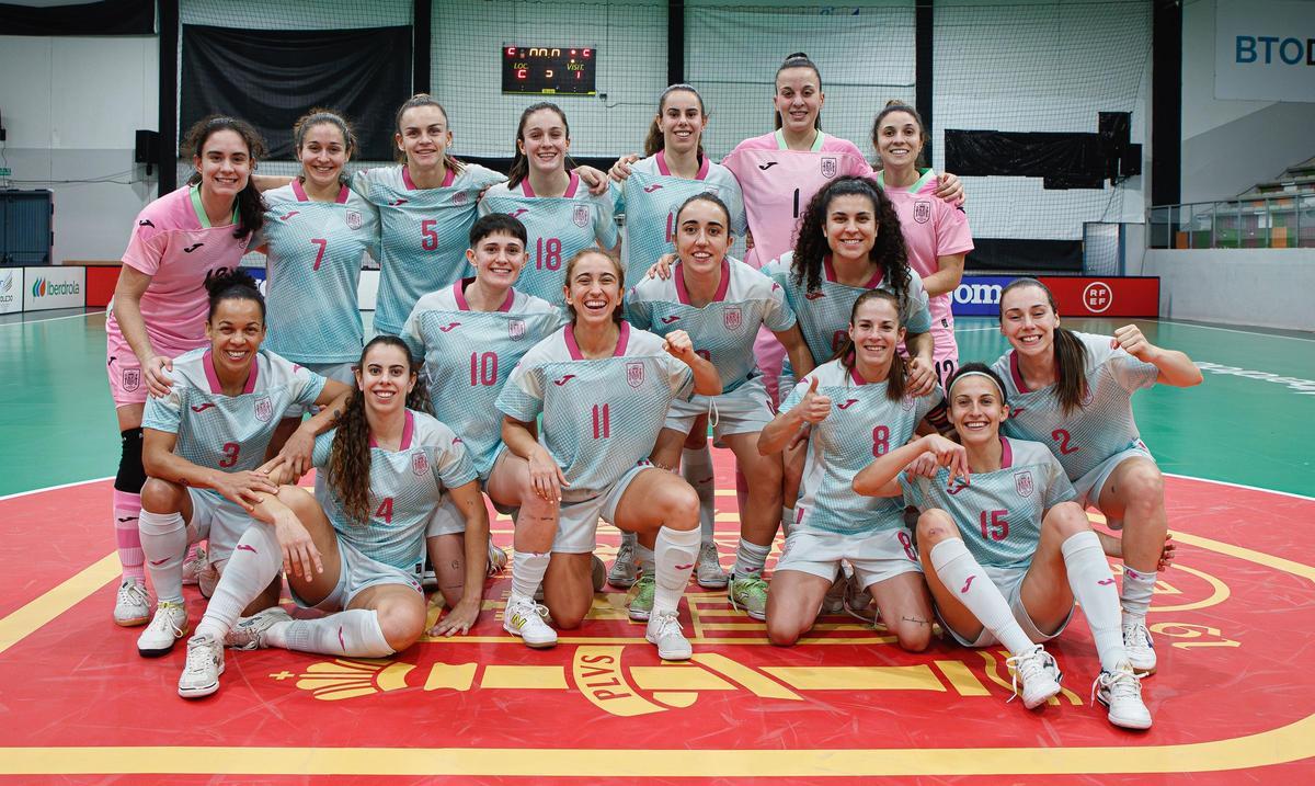 Cris García, primera por la derecha de pie, con el resto de jugadoras de la selección española.
