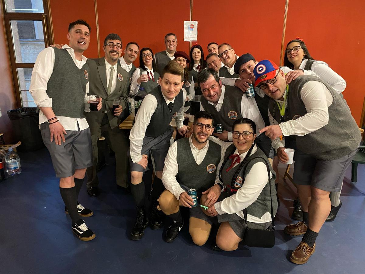 Los miembros de la "Telares", en una foto de familia tras la actuación ofrecida el pasado año en el concurso.