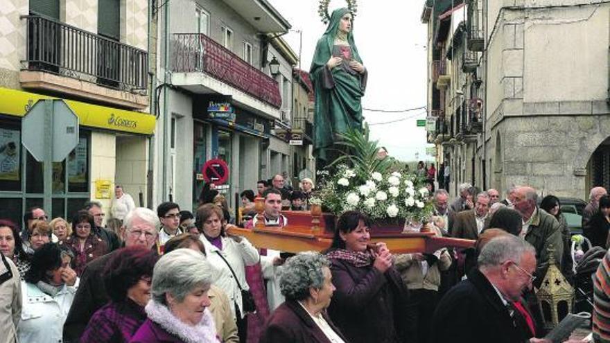 La imagen de la Madre del Señor durante un desfile por las calles de Alcañices.