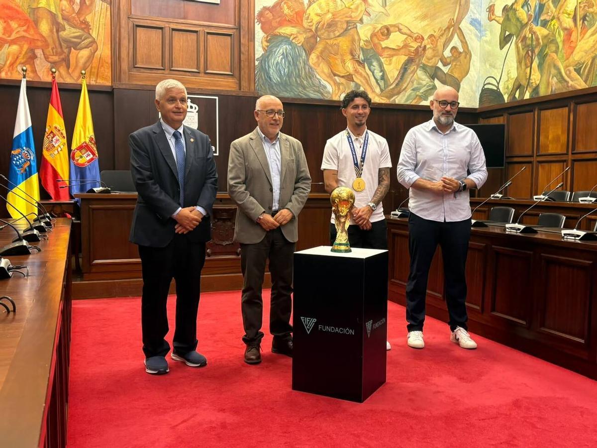 Recibimiento a Yeremy Pino en el Cabildo de Gran Canaria tras conquista la Copa de Mundo de Fútbol 2026
