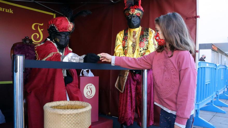 Els infants d&#039;Igualada lliuren la carta al Patge Faruk en nou punts diferents per evitar aglomeracions