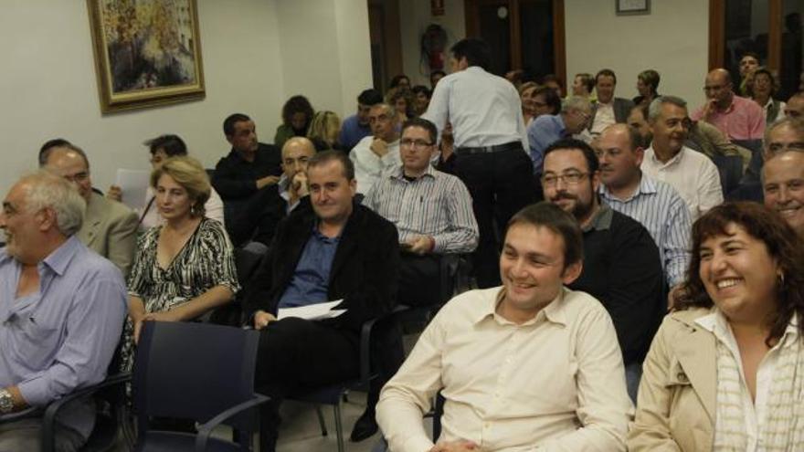 Asistentes al consejo político, la asamblea de las bases de UM, ayer noche.