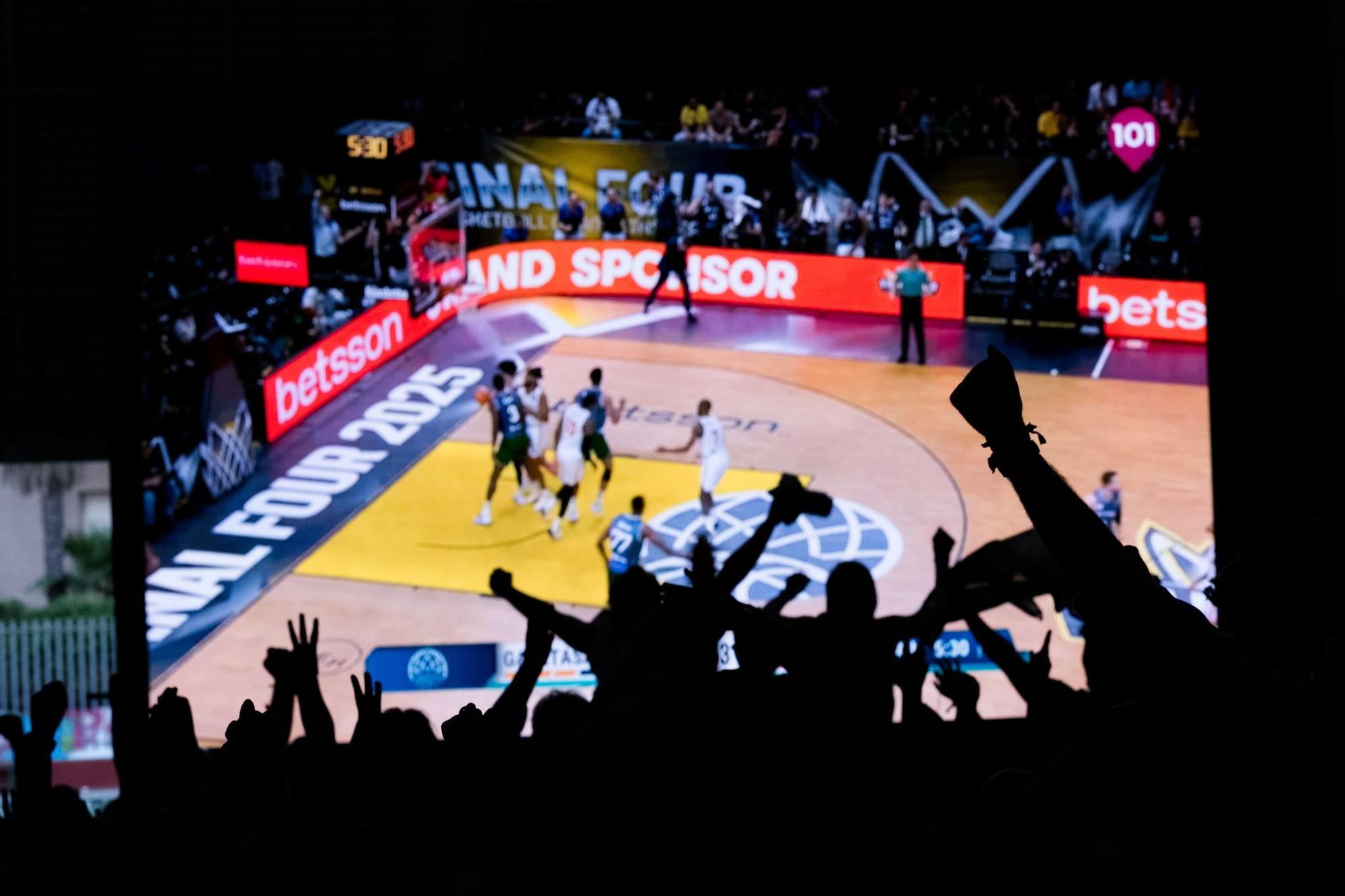 La afición del Unicaja sigue la final de la BCL en Los Guindos