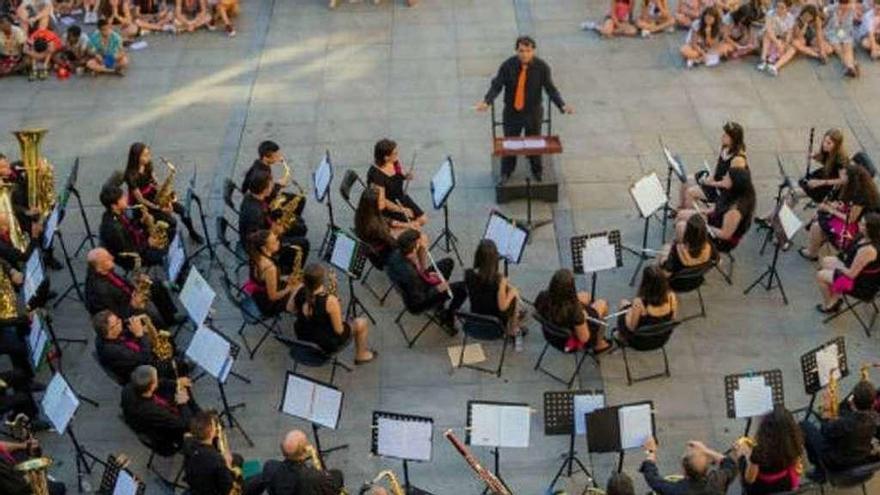 Los músicos de Sones del Órbigo, durante un concierto.