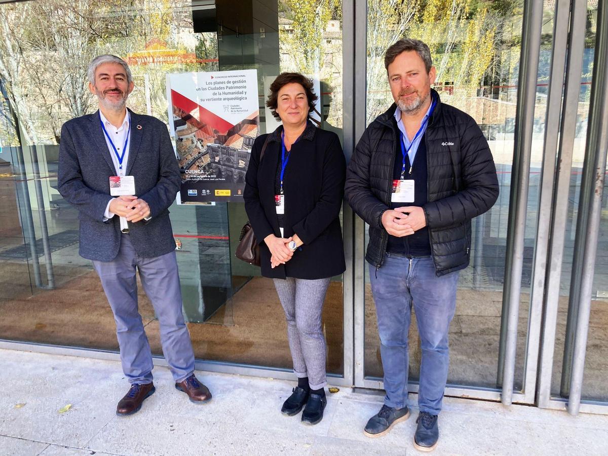 Jorge Villar y José Ramón Bello junto a Pilar Fatás en Cuenca.