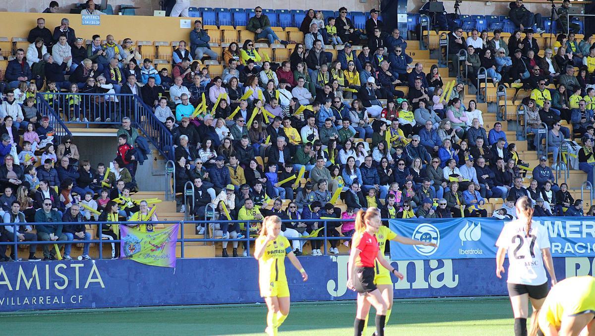 Espectacular ambiente en las gradas con cerca de 2.000 aficionados en el Mini Estadi.
