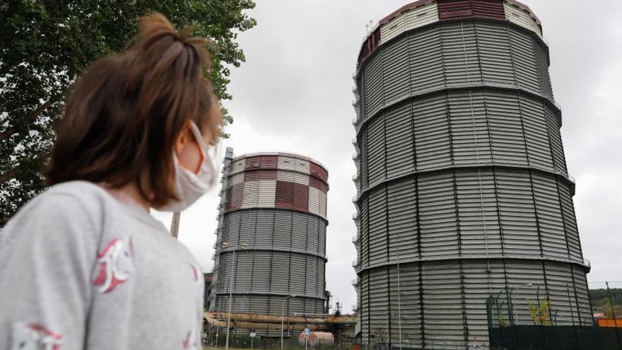 Los gasómetros, una de las estructuras más reconocibles de las baterías de coque. | Mara Villamuza