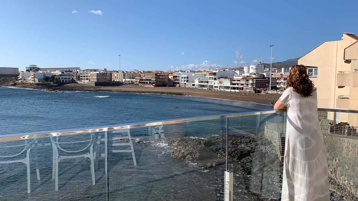 Vista de la playa de Salinetas desde la terraza de una vivienda en primera línea