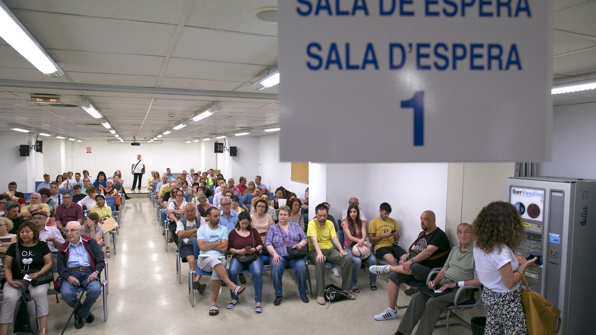 Ciudadanos esperando a hacer la declaración de la renta en las oficinas de la Agencia Tributaria