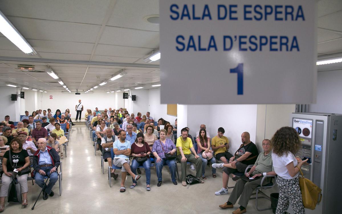 Ciudadanos esperando a hacer la declaración de la renta en las oficinas de la Agencia Tributaria en una campaña anterior. Ciudadanos esperando a hacer la declaración de la renta en las oficinas de la Agencia Tributaria en una campaña anterior.