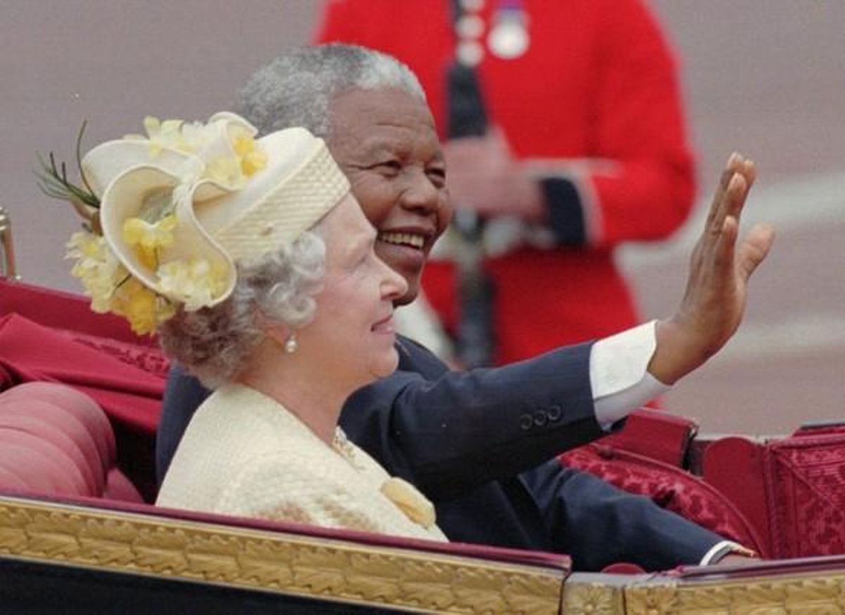 La reina Isabel II i el president sud-africà Nelson Mandela, el 1996.