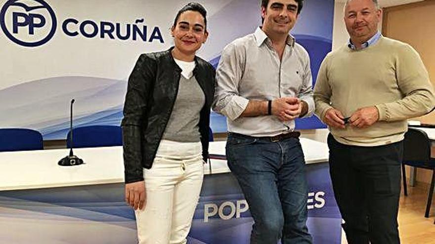 Silvia Vázquez, Diego Calvo y Manuel Fafián al acordar la integración.