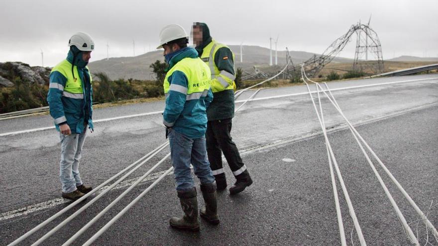 Una de las torretas tumbadas por el fuerte viento en la Serra do Candán. // Bernabé / Luismy