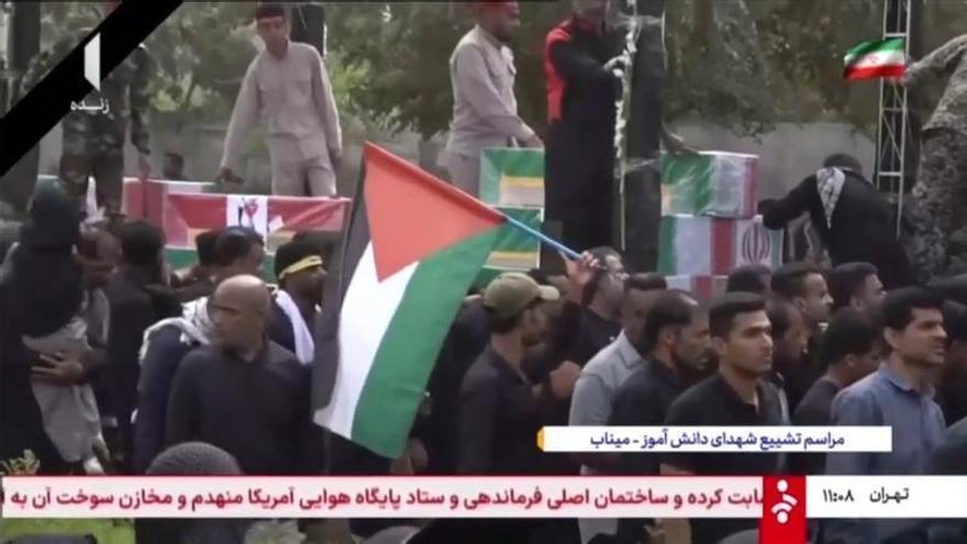 Miles de personas asisten al funeral por las cientos niñas víctimas del ataque sobre una escuela Irán