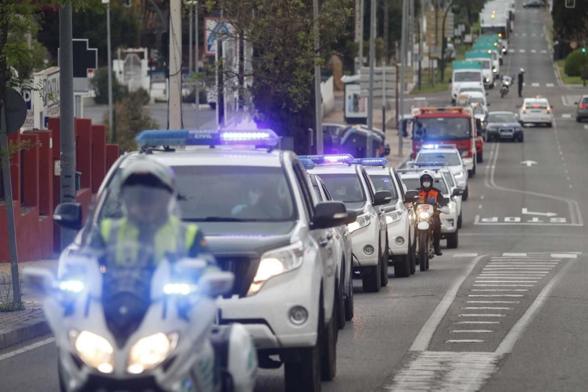Caravana de servicios municipales y fuerzas de seguridad homenajean a los sanitarios cordobeses
