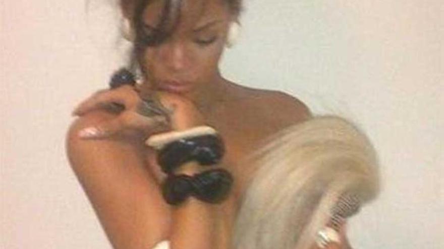 Rihanna sube una foto a Twitter en la que posa de forma sensual