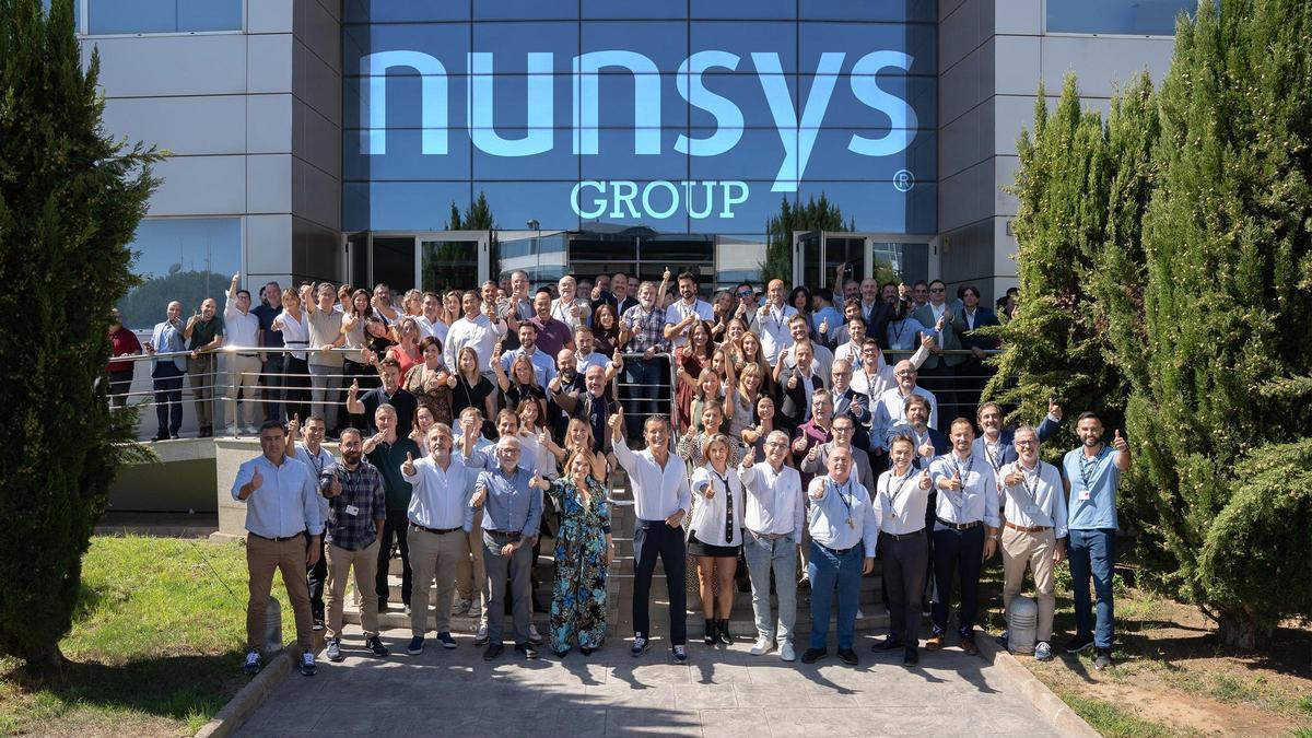 Paco Gavilán, en el centre, al costat d’una part dels empleats de Nunsys