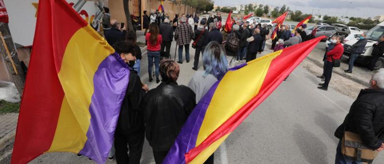 Imágenes de la conmemoración, en el Cementerio Viejo de Elche, del 91 aniversario de la República.