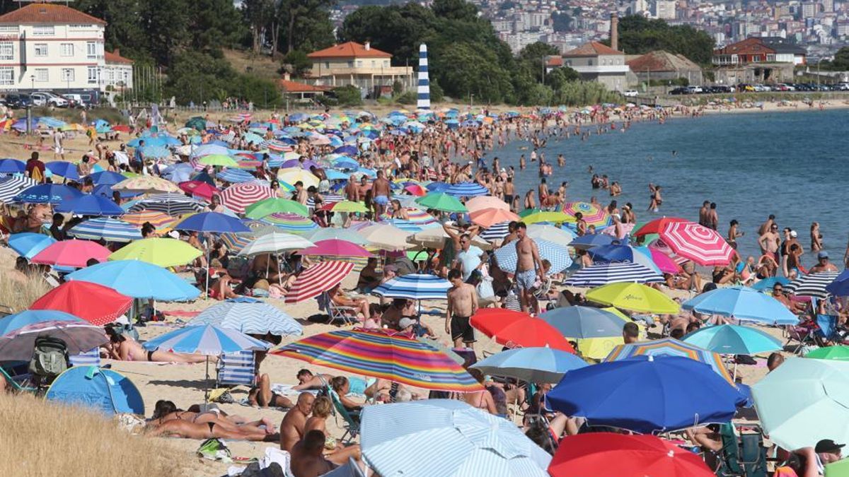 Bañistas y sombrillas ocupando cada metro de la playa de Rodeira, ayer por la tarde.