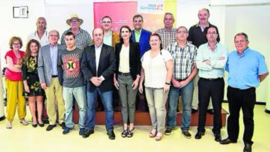 La consejera y el director general, con los representantes de los clubes.