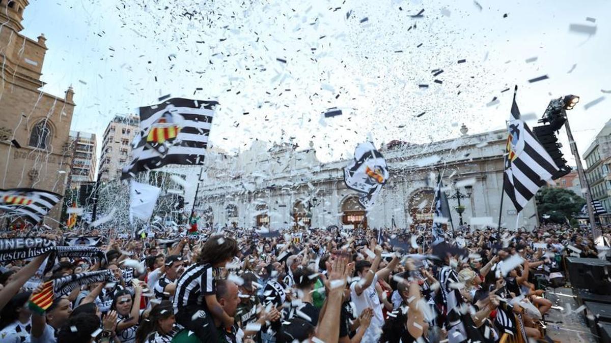 La afición del Castellón celebra el ascenso a Segunda División en la Plaza Mayor el pasado 6 de mayo.