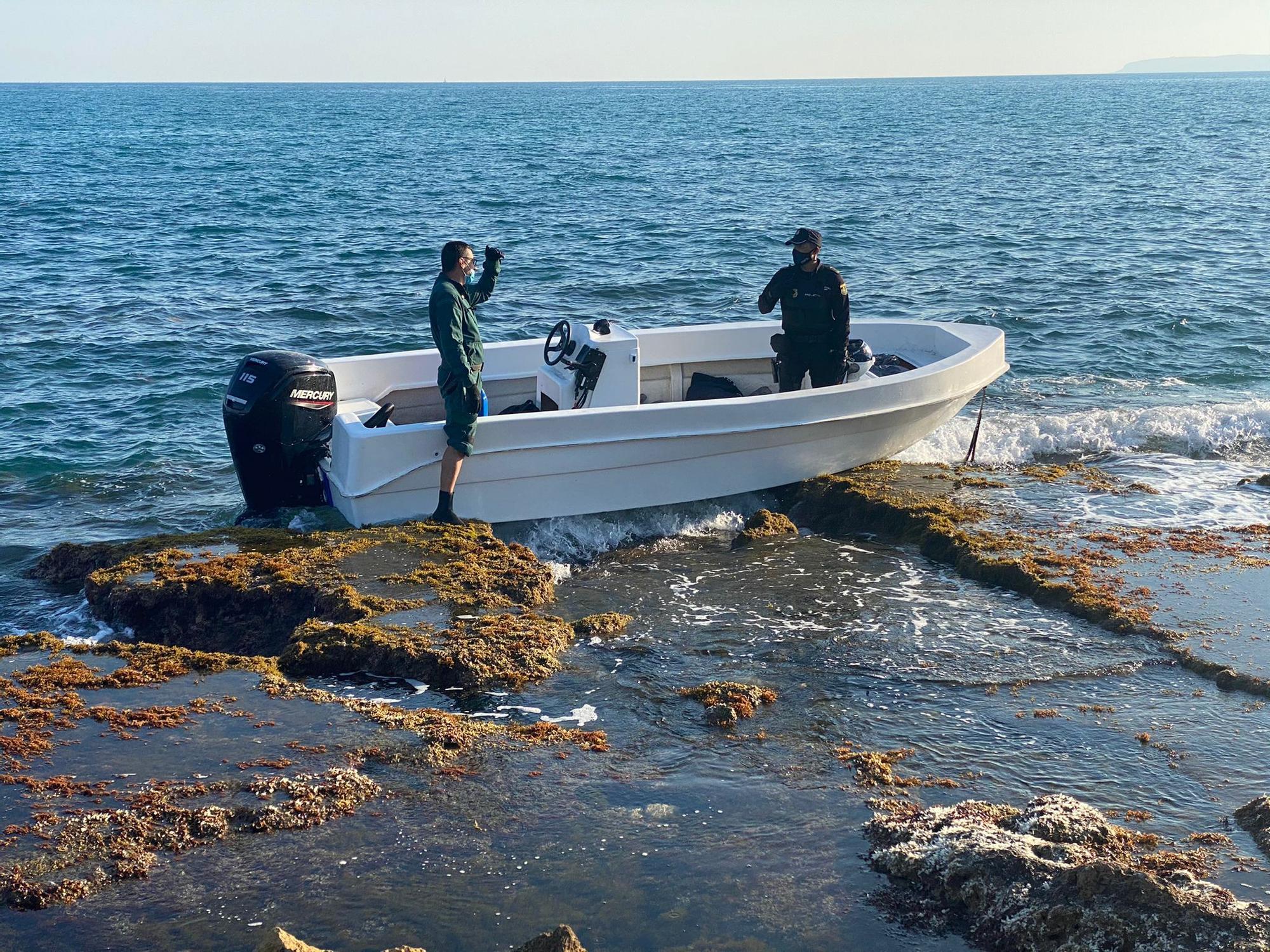 Interceptan a 12 inmigrantes tras llegar en una patera al Cabo de las Huertas