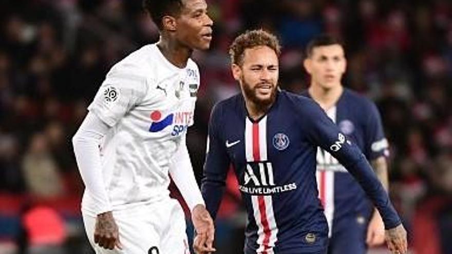 Zungu marca a Neymar en un Amiens-PSG de la liga francesa.