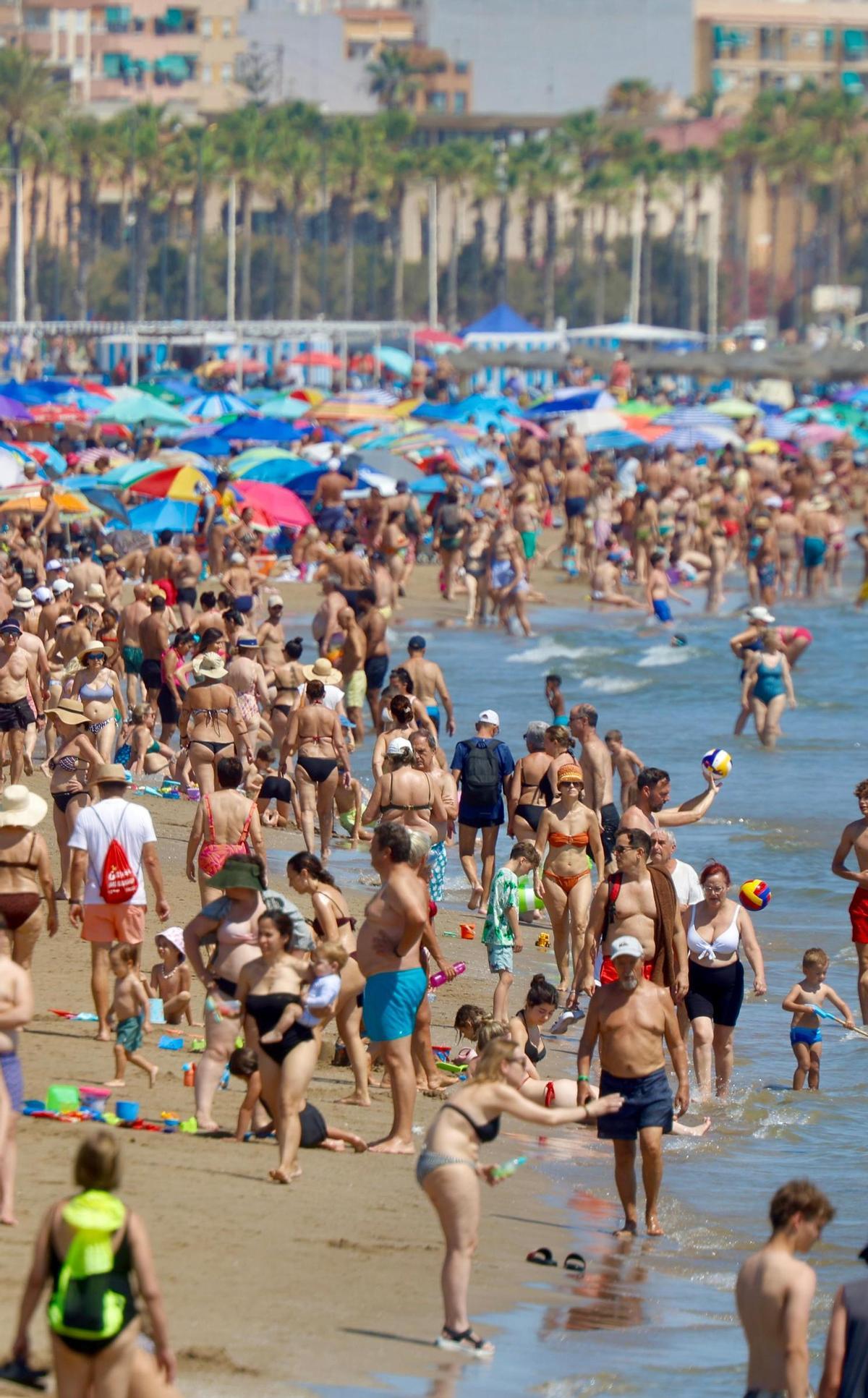 Las playas de València se llenan ante la llegada inminente de una nueva ola de calor