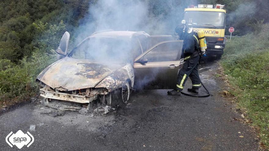 Extinguido un incendio en un vehículo en Riosa