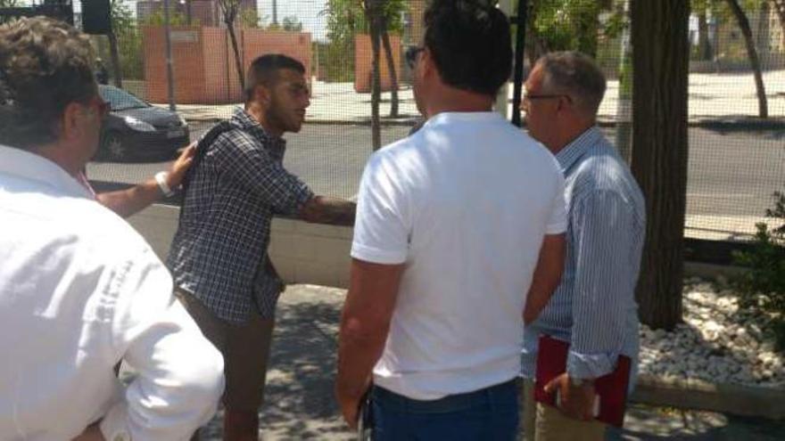 Matías Campos Toro conversa con Quique Hernández, Quique Pina y Enrique Ortiz, ayer, a las puertas del Rico Pérez.