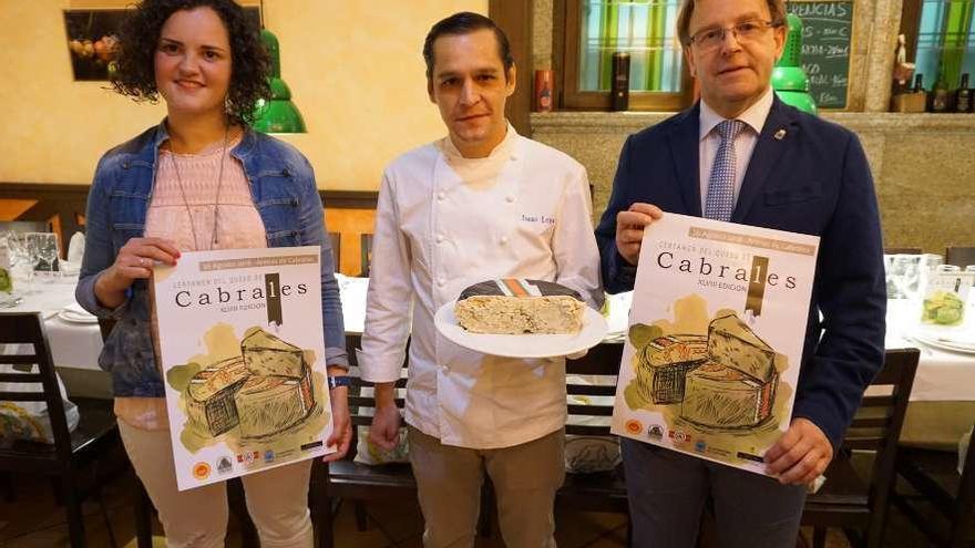 Por la izquierda, Jéssica López, presidenta de la DOP Cabrales; Isaac Loya y Francisco González, ayer, durante la presentación en Madrid.