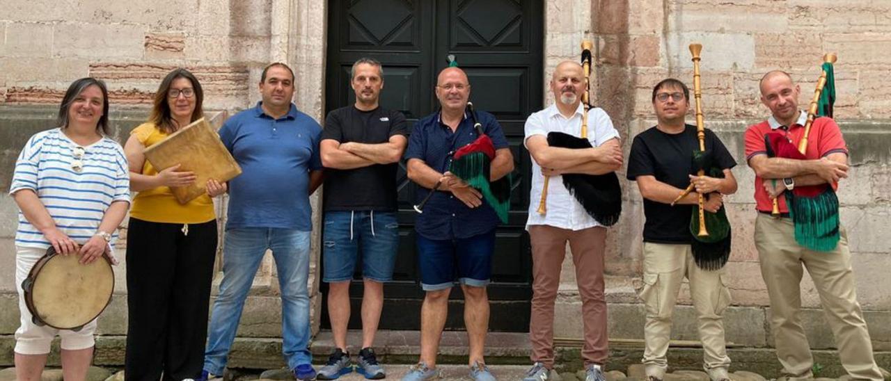 Ocho de los componentes de la banda de gaitas que se formó en Grado en 1990 hace unos días: por la izquierda,Yoli, Vitote, Gili, Jose, Juan, Carlos del Rosal, Ambás y Nacho.