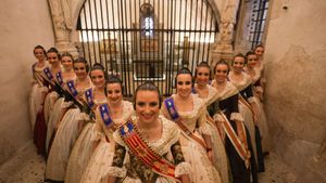 La Fallera Mayor de Valencia, María Estela Arlandis, en el centro, en la Cámara Santa de la Catedral, junto a su Corte de Honor. CORTE DE LAS FALLAS DE VALENCIA